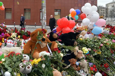 Vladimir Putin visita memorial em homenagem as vítimas de incêndio em shopping