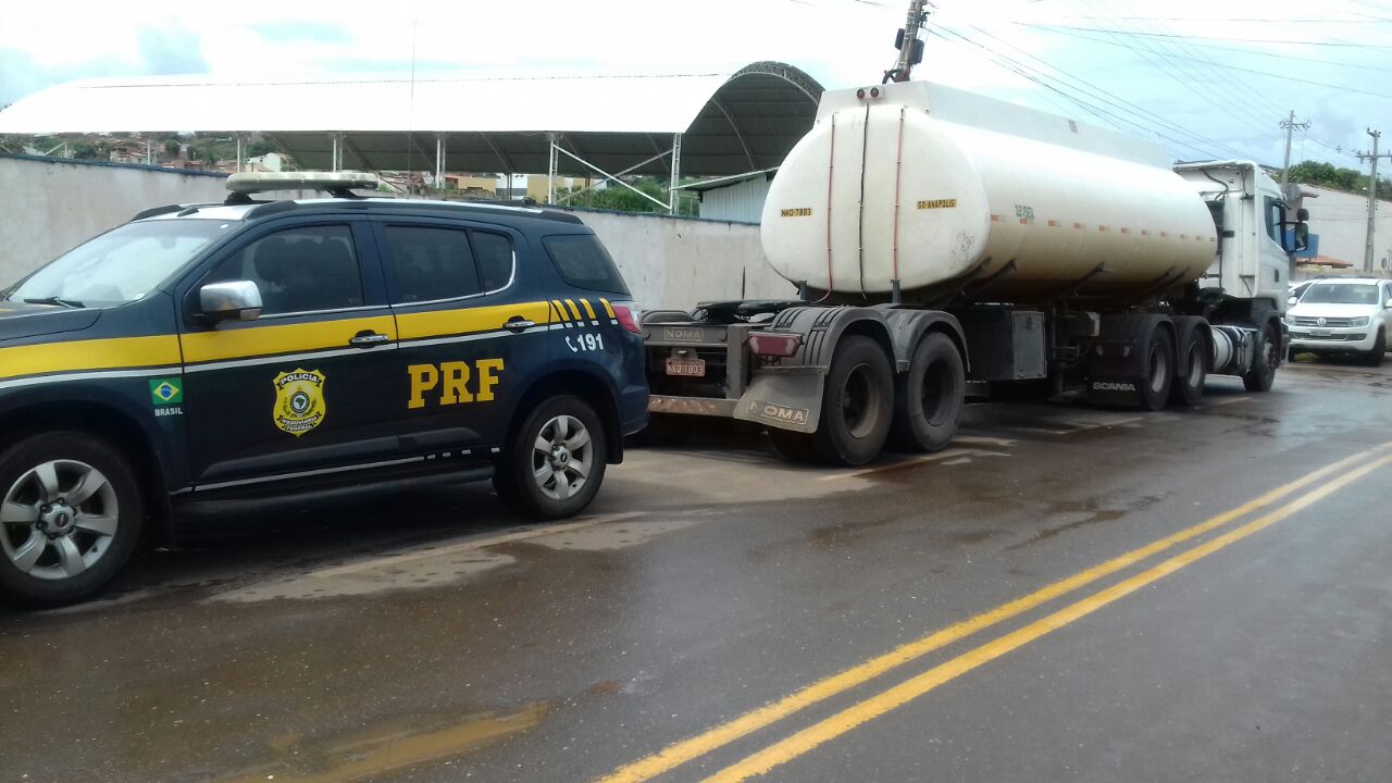 PRF apreende carreta bitrem com cigarro contrabandeado