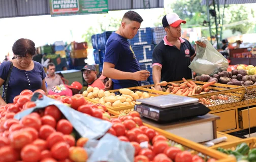 Procura por alimentos na Nova Ceasa em Teresina