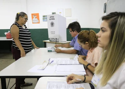 Eleitora em seu local de votação