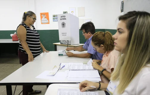 Eleitora em seu local de votação