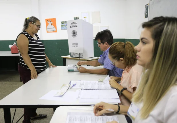 Eleitora em seu local de votação