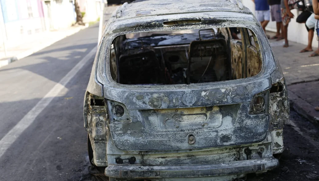 Veículo pega fogo na Rua Rui Barbosa 