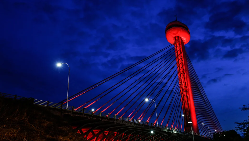 Ponte estaiada recebe iluminação vermelha em dezembro