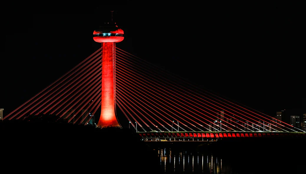 Estaiada recebe iluminação especial na Ação Dezembro Vermelho, que marca o enfrentamento pelo HIV