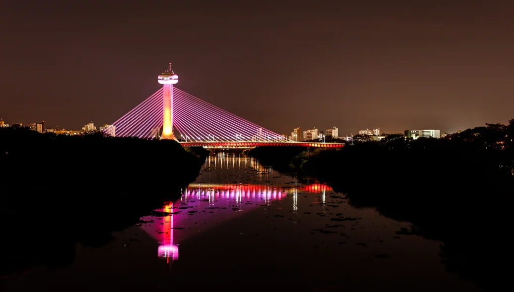 Ponte Estaiada João Isidoro França recebe iluminação especial