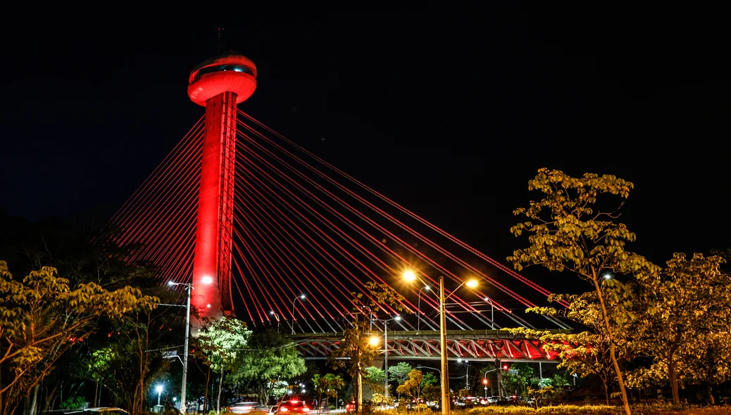 Ponte Estaiada João Isidoro França recebe iluminação vermelha em dezembro