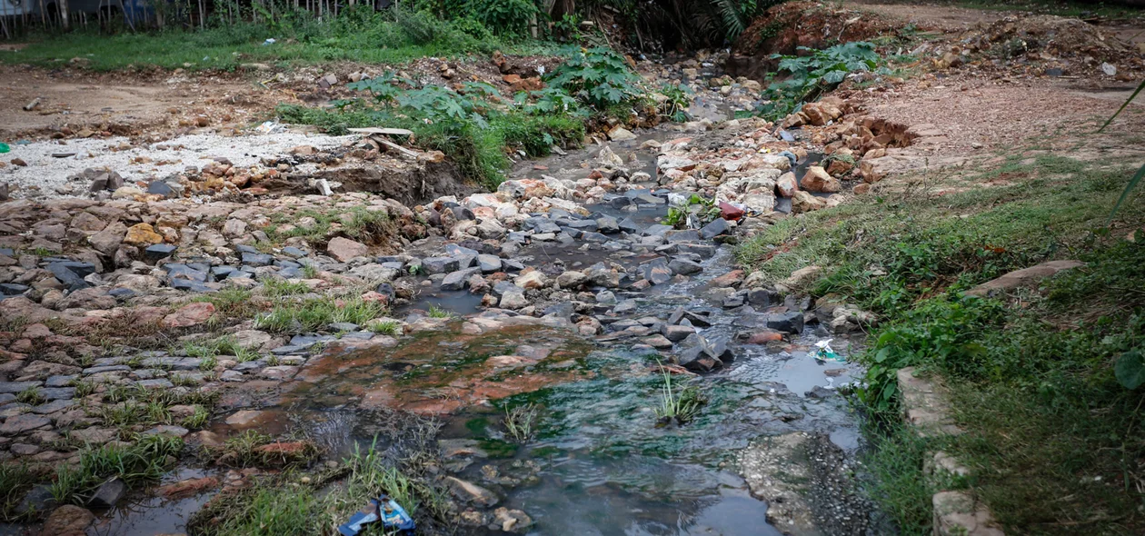 Buraco prejudica o deslocamento de moradores 