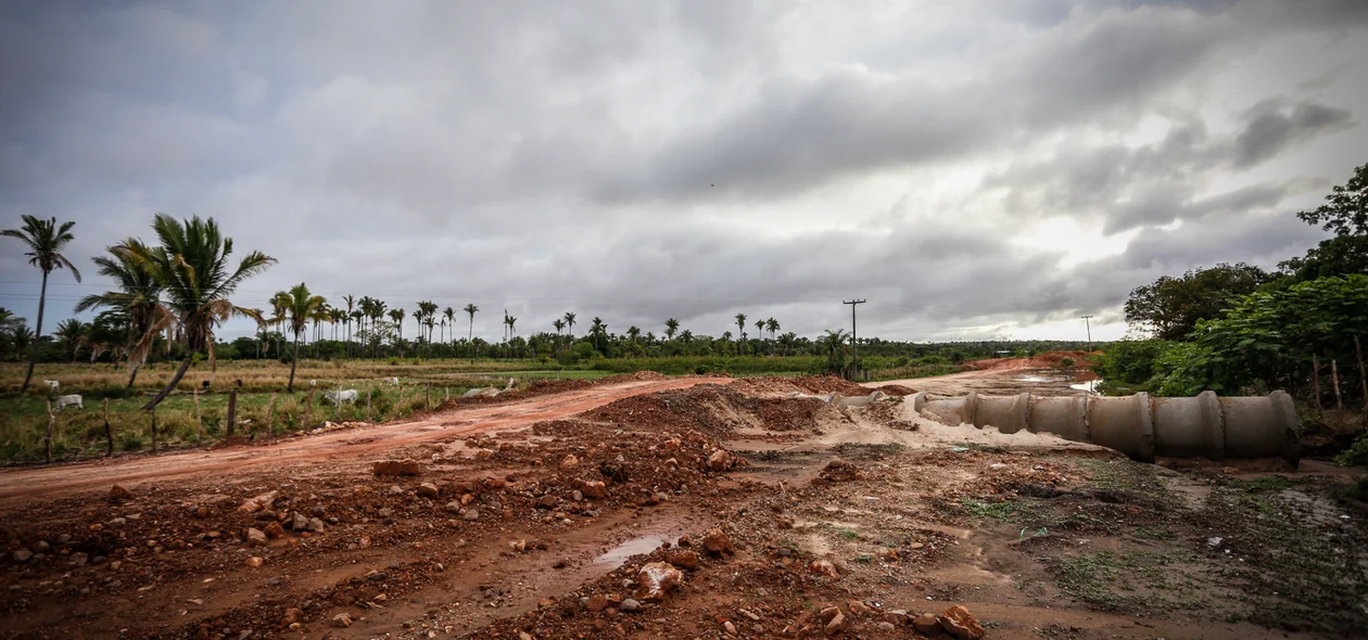 Obra inacabada na avenida São Francisco 