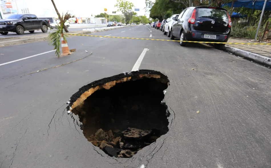 Cratera Se Abre Na Avenida Raul Lopes E Trânsito é Interditado Gp1