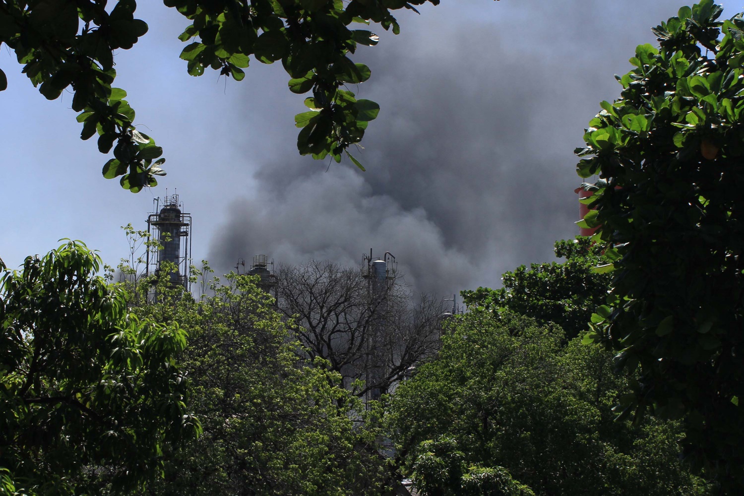 Incêndio na refinaria de Manguinhos, no Rio de Janei