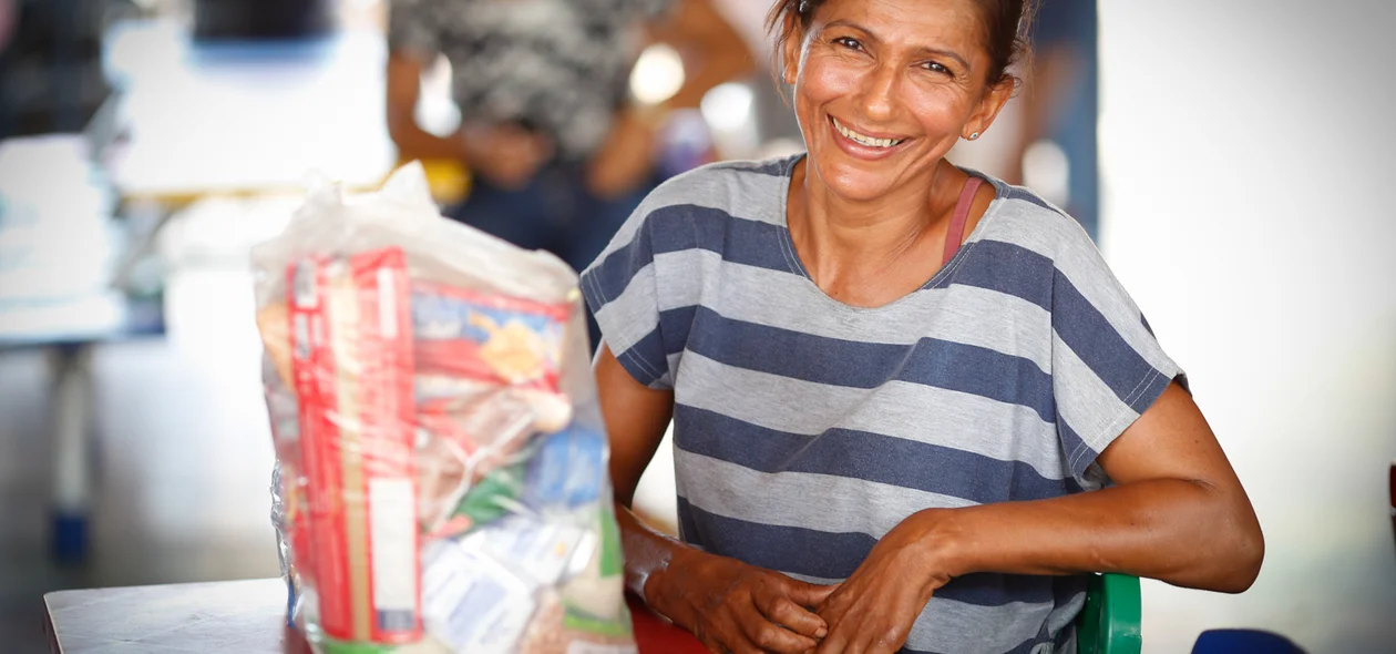 Dona Genilda feliz com o presente 