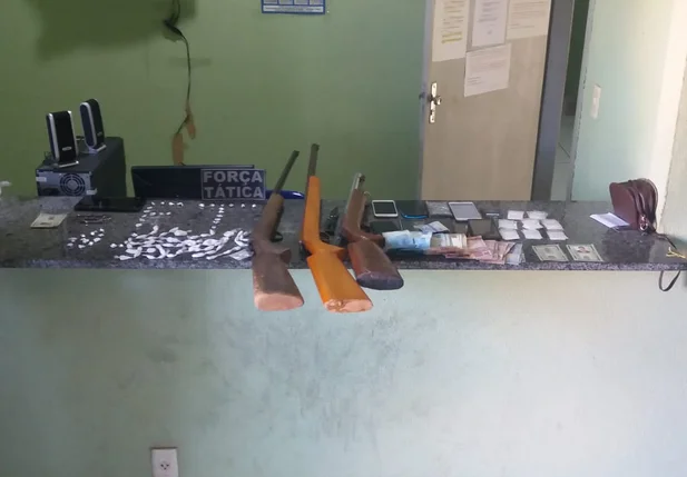 Droga e armas apreendidas pela Polícia Militar em Isaias Coelho