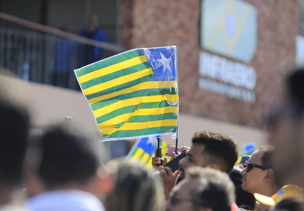 Bandeira do Piauí no meio da multidão 