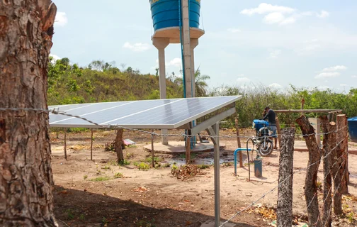 Placas solares alimentam energia para funcionamento do poço 