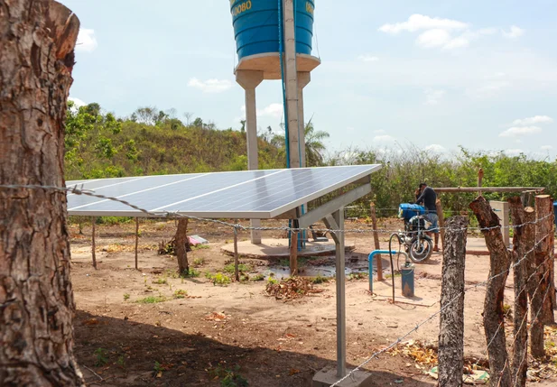 Placas solares alimentam energia para funcionamento do poço 