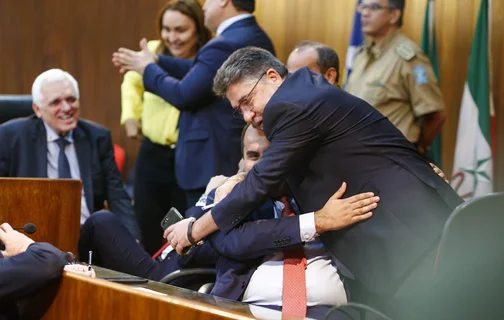 João Mádison e Georgiano Neto se cumprimentam após votação