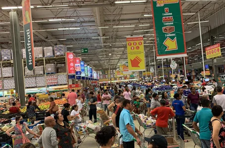 Supermercado Atacadão lotado