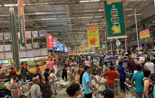 Supermercado Atacadão lotado