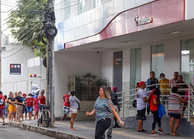 Bancos ainda registram movimentação de pessoas no centro