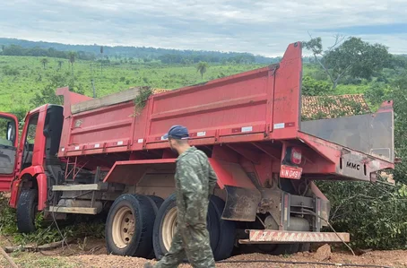 Caminhão caçamba recuperado