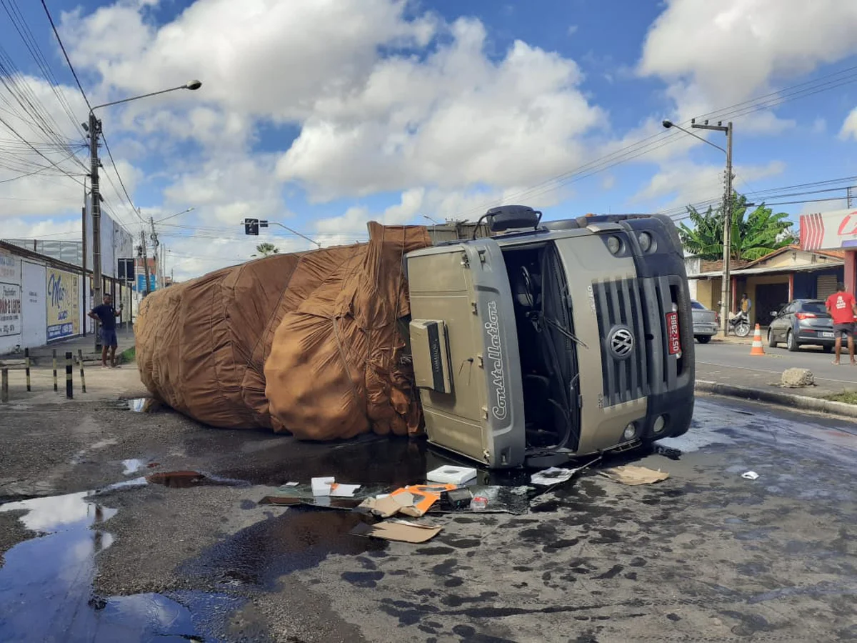 Tombamento de caminhão carregado de frutas deixa dois mortos em trecho da  BR-116, no Ceará, Ceará