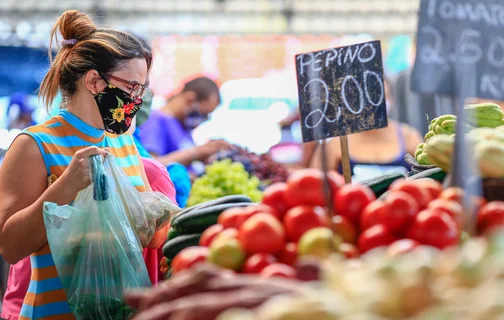 Senhora escolhendo tomate