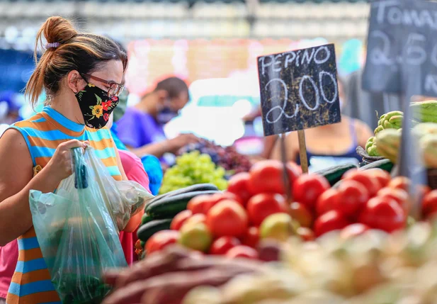 Senhora escolhendo tomate