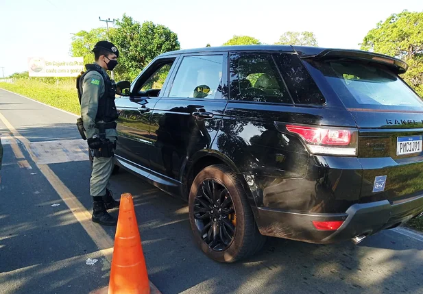 Polícia Militar realizando fiscalização