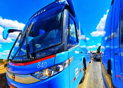 Ônibus de viagem na estrada