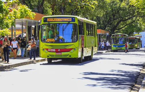 Ônibus na Praça da Bandeira em Teresina