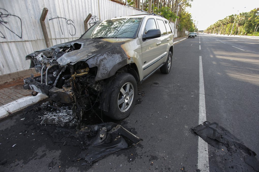 Carro Pega Fogo E Fica Destrudo Em Frente Ao Shopping Rio Poty GP1