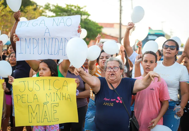 Família clama por justiça em protesto na zona sul de Teresina