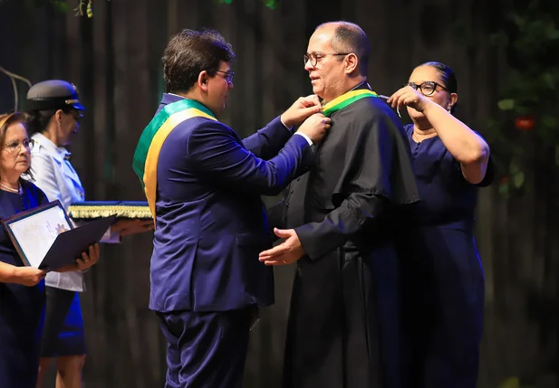 Governador Rafael Fonteles entrega medalhas do Mérito Renascença