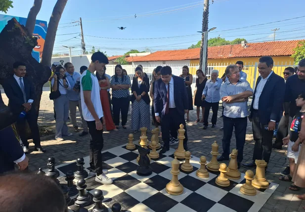 Rafael Fonteles entrega reforma de escola no Parque Piauí