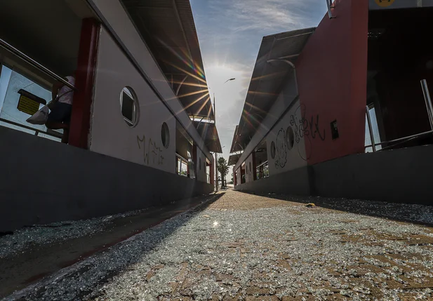 Abandonadas, estações de ônibus de Teresina precisam ser reconstruídas