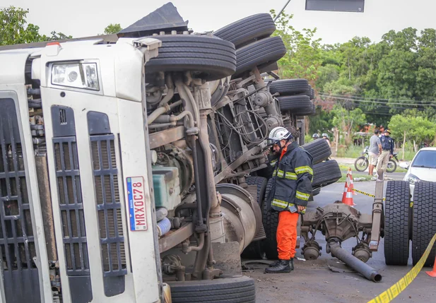 Carreta com carga de cerveja tomba e deixa motorista ferido na BR 343