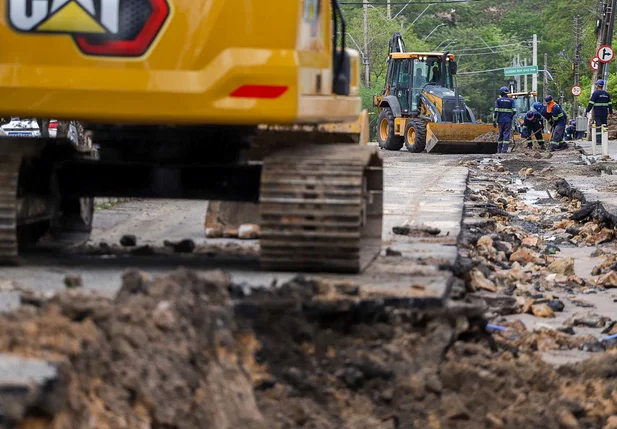 Cratera abre após chuvas na Avenida Principal do Saci