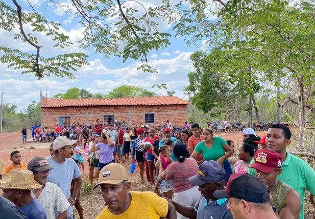 Prefeita de Esperantina entrega cestas básicas e brinquedos