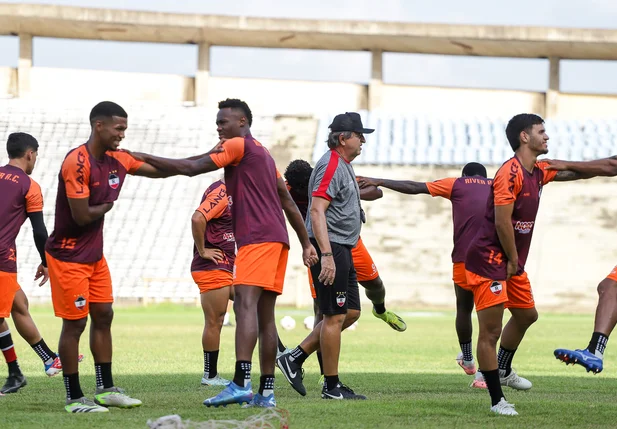 Treino do River no estádio Albertão