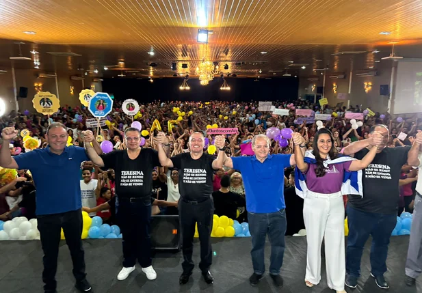 Ana Fidelis reúne 3 mil pessoas e lança pré-candidatura a vereadora