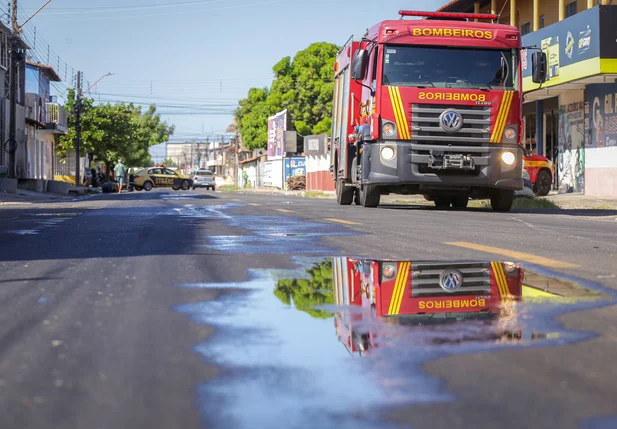 Caminhão derrama óleo na Avenida 15 de Novembro em Teresina