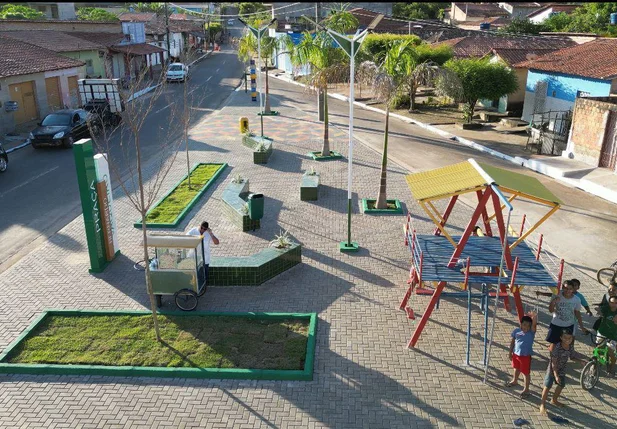Prefeitura de Esperantina entrega revitalização de praça