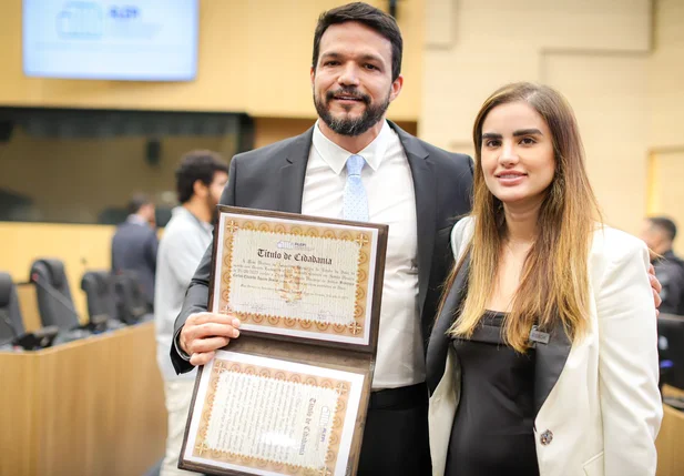 Entrega do título de cidadania piauiense ao delegado Eduardo Aquino