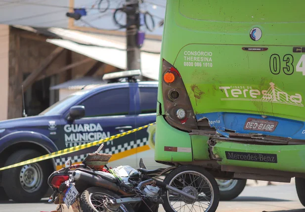 Motociclista morre após colidir contra ônibus na zona sudeste