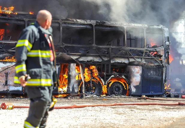 Ônibus e duas carretas pegam fogo em posto de combustíveis no Dirceu