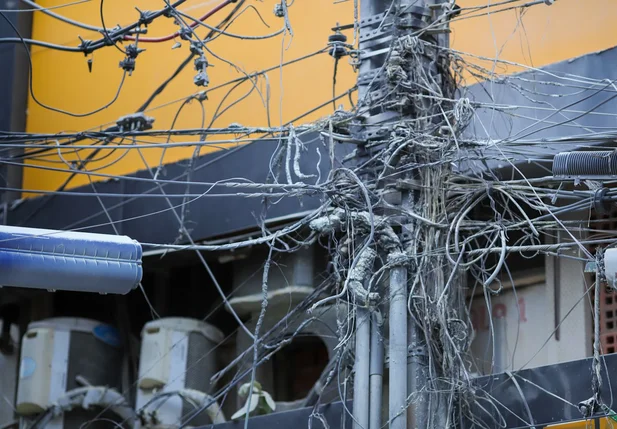 Poste pega fogo após curto-circuito e assusta lojistas no Centro