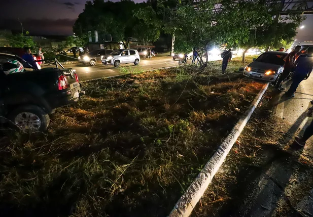 Caminhão atinge fiação e poste cai em cima de ciclista