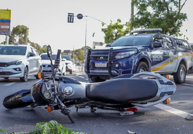 Mulher fica ferida após colidir moto em caminhão em Teresina