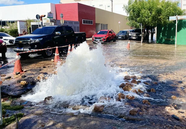 Rua alagada causa transtornos em frente ao Hospital São Marcos